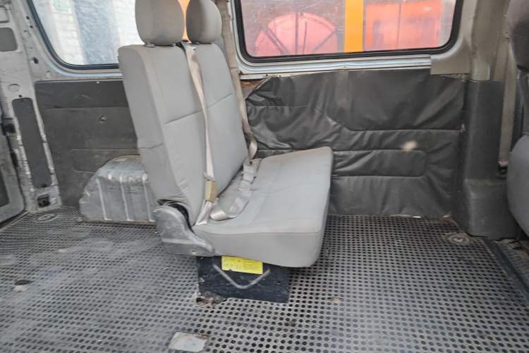 Used SAIC MAXUS Xintu V80 2015 2.5T Manual Aoyuntong Version Short Wheelbase Mid-Roof Left Rear Seat