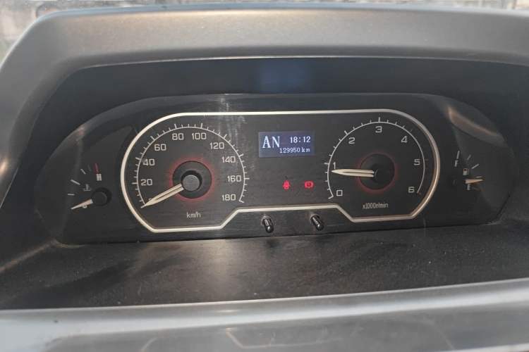 Used SAIC MAXUS Xintu V80 2015 2.5T Manual Aoyuntong Version Short Wheelbase Mid-Roof Odometer Close Up