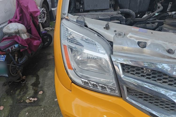 Used SAIC MAXUS Xintu V80 2015 2.5T Manual Aoyuntong Version Short Wheelbase Mid-Roof Right Front Headlight