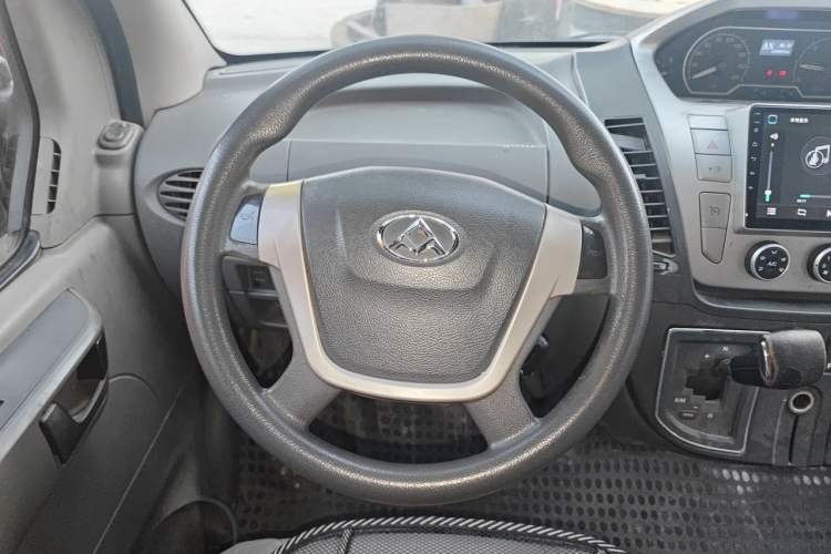 Used SAIC MAXUS Xintu V80 2015 2.5T Manual Aoyuntong Version Short Wheelbase Mid-Roof Steering Wheel
