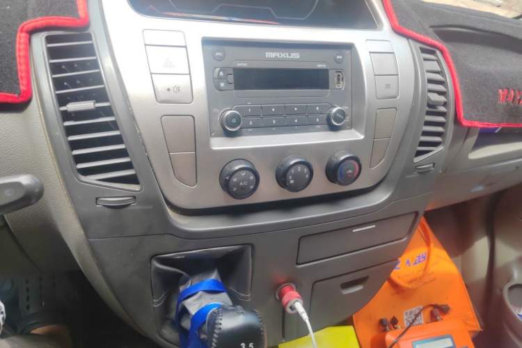 Used SAIC MAXUS Xintu V80 2016 2.5T Manual Aoyuntong National IV Long Wheelbase Mid-Height 7-Seater Audio And AC Panel