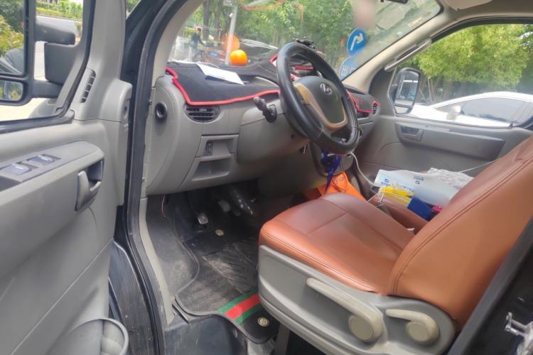 Used SAIC MAXUS Xintu V80 2016 2.5T Manual Aoyuntong National IV Long Wheelbase Mid-Height 7-Seater Driver Seat