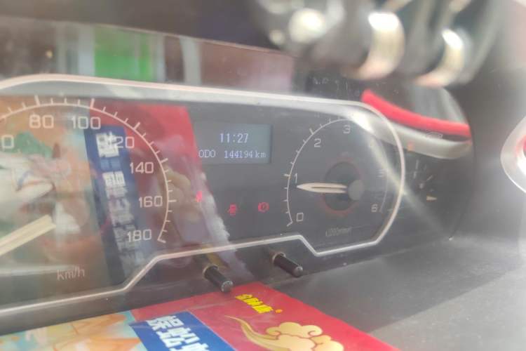 Used SAIC MAXUS Xintu V80 2016 2.5T Manual Aoyuntong National IV Long Wheelbase Mid-Height 7-Seater Odometer Close Up