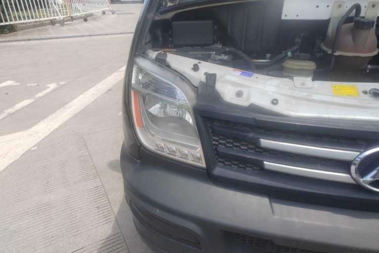Used SAIC MAXUS Xintu V80 2016 2.5T Manual Aoyuntong National IV Long Wheelbase Mid-Height 7-Seater Right Front Headlight