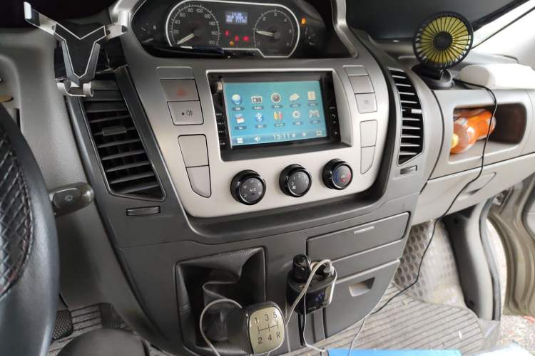 Used SAIC MAXUS Xintu V80 2016 2.5T Manual Aoyuntong National IV Long Wheelbase Mid-Height 7-Seater Audio And AC Panel