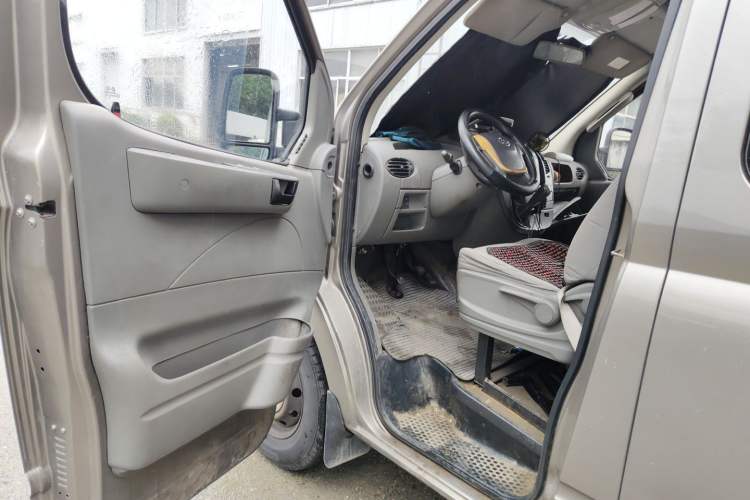 Used SAIC MAXUS Xintu V80 2016 2.5T Manual Aoyuntong National IV Long Wheelbase Mid-Height 7-Seater Driver Seat