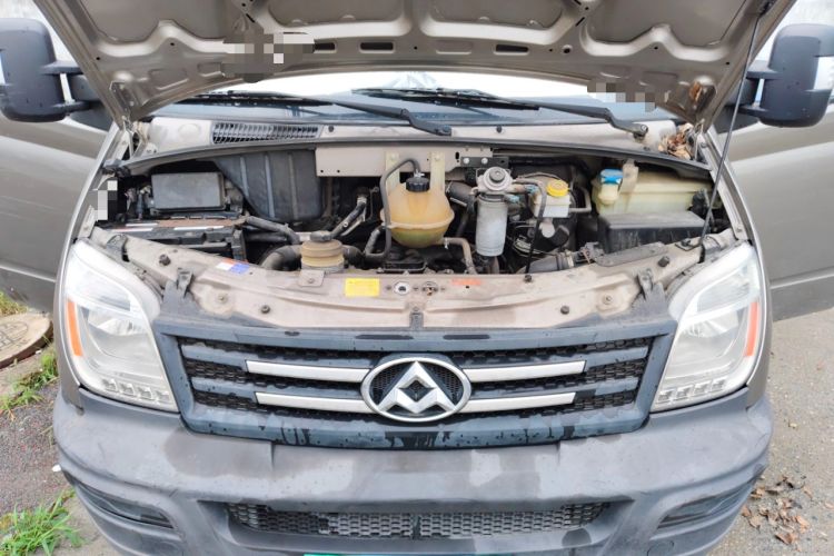 Used SAIC MAXUS Xintu V80 2016 2.5T Manual Aoyuntong National IV Long Wheelbase Mid-Height 7-Seater Engine Bay