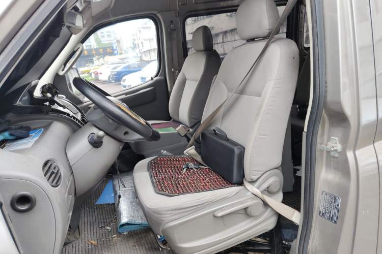 Used SAIC MAXUS Xintu V80 2016 2.5T Manual Aoyuntong National IV Long Wheelbase Mid-Height 7-Seater Left Front Seat