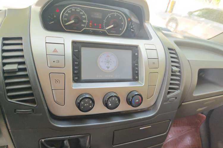 Used SAIC MAXUS Xintu V80 2016 2.5T Manual Aoyuntong National V Short Wheelbase Low-Roof 6-Seater Audio And AC Panel