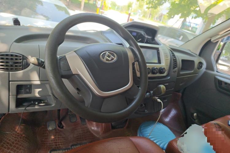 Used SAIC MAXUS Xintu V80 2016 2.5T Manual Aoyuntong National V Short Wheelbase Low-Roof 6-Seater Center Console