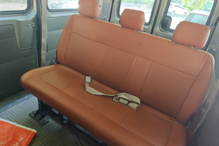 Used SAIC MAXUS Xintu V80 2016 2.5T Manual Aoyuntong National V Short Wheelbase Low-Roof 6-Seater Left Rear Seat