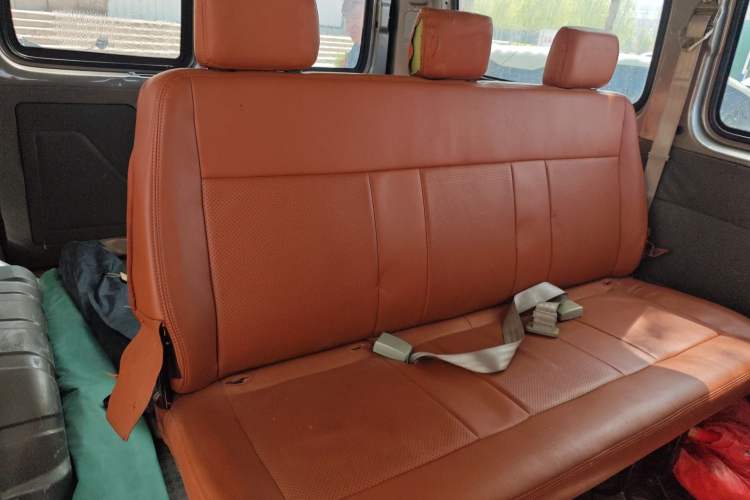 Used SAIC MAXUS Xintu V80 2016 2.5T Manual Aoyuntong National V Short Wheelbase Low-Roof 6-Seater Left Rear Seat