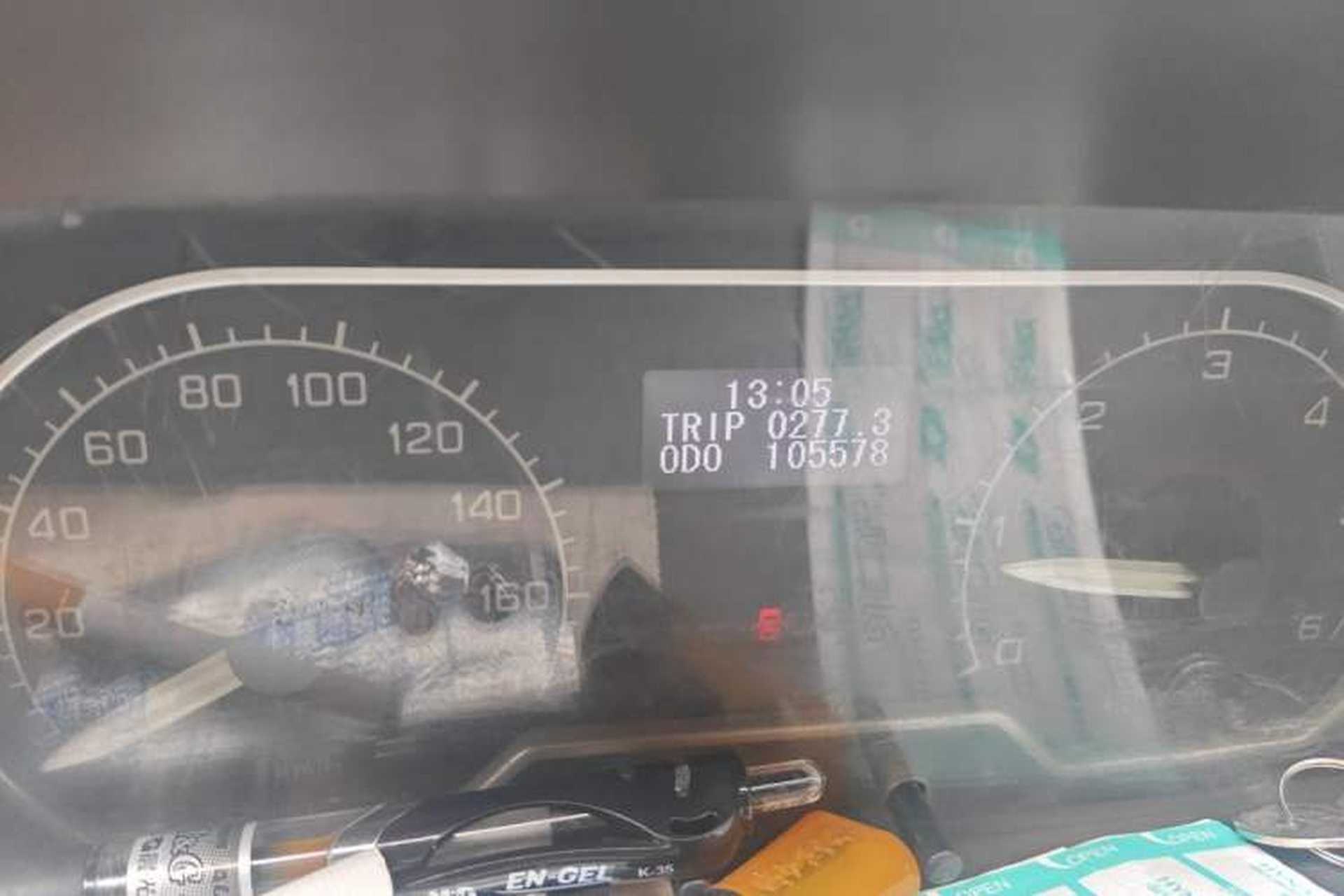 Used SAIC MAXUS Xintu V80 2016 2.5T Manual Aoyuntong National V Short Wheelbase Mid-Roof 6-Seater Odometer Close Up