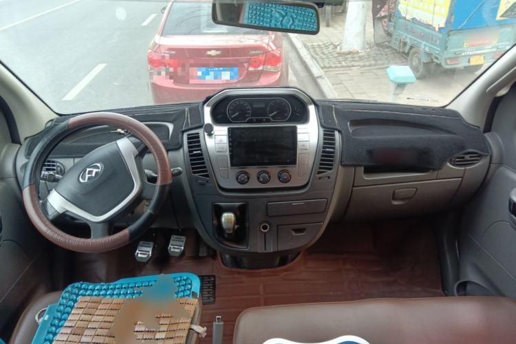 Used SAIC MAXUS Xintu V80 2016 2.5T Manual Aoyuntong National IV Short Wheelbase Mid-Roof 6-Seater Center Console