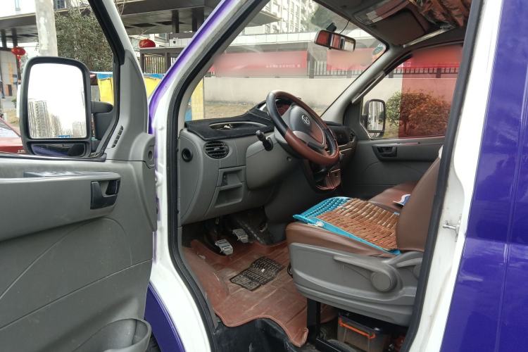 Used SAIC MAXUS Xintu V80 2016 2.5T Manual Aoyuntong National IV Short Wheelbase Mid-Roof 6-Seater Driver Seat