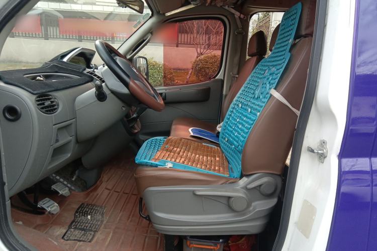 Used SAIC MAXUS Xintu V80 2016 2.5T Manual Aoyuntong National IV Short Wheelbase Mid-Roof 6-Seater Left Front Seat