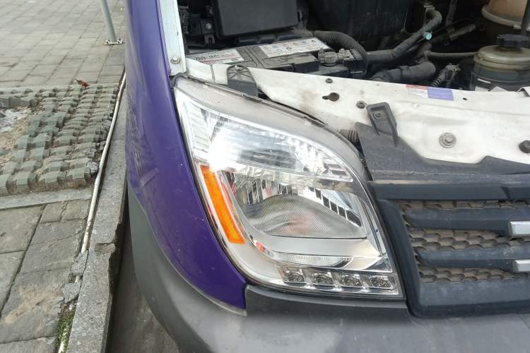 Used SAIC MAXUS Xintu V80 2016 2.5T Manual Aoyuntong National IV Short Wheelbase Mid-Roof 6-Seater Right Front Headlight