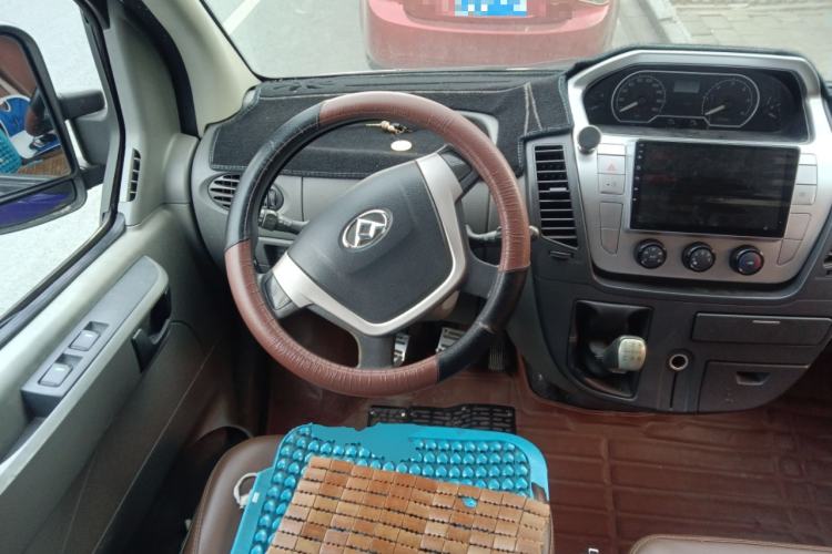 Used SAIC MAXUS Xintu V80 2016 2.5T Manual Aoyuntong National IV Short Wheelbase Mid-Roof 6-Seater Steering Wheel