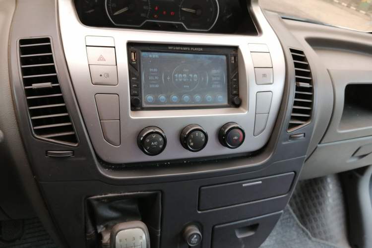 Used SAIC MAXUS Xintu V80 2016 2.5T Manual Shangjie National V Short Wheelbase Low-Roof 9-Seater Audio And AC Panel