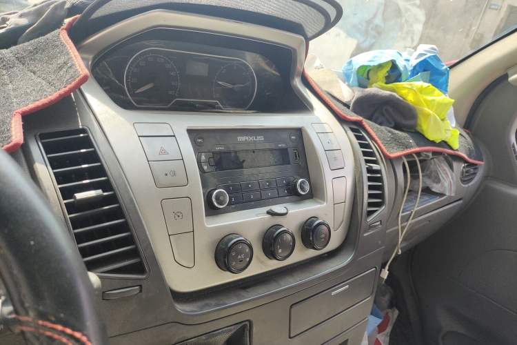 Used SAIC MAXUS Xintu V80 2016 2.5T Manual Aoyuntong National V Short Wheelbase Mid-Roof 6-Seater Audio And AC Panel
