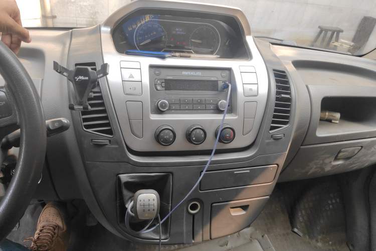 Used SAIC MAXUS Xintu V80 2016 2.5T Manual Aoyuntong National V Long Wheelbase High-Roof 7-Seater Audio And AC Panel