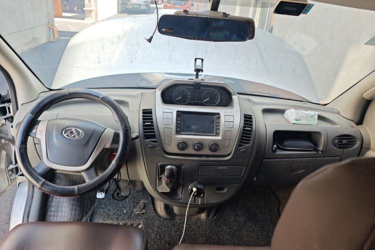 Used SAIC MAXUS Xintu V80 2016 2.5T Manual Aoyuntong National IV Short Wheelbase Mid-Roof 6-Seater Center Console