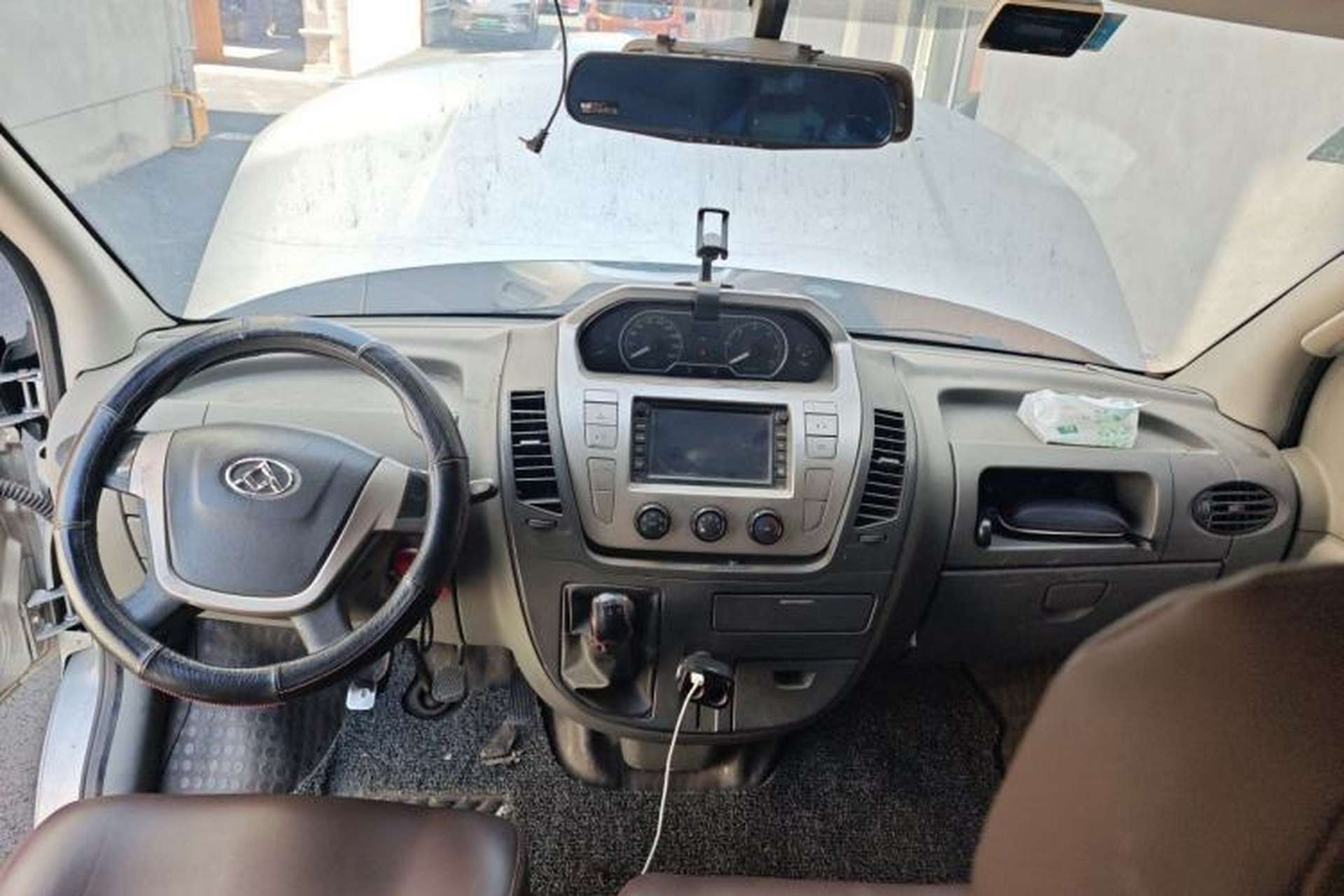 Used SAIC MAXUS Xintu V80 2016 2.5T Manual Aoyuntong National IV Short Wheelbase Mid-Roof 6-Seater Center Console