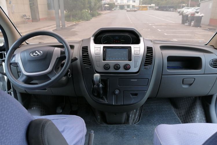 Used SAIC MAXUS Xintu V80 2016 2.5T Manual Shangjie National V Short Wheelbase Low-Roof 9-Seater Center Console