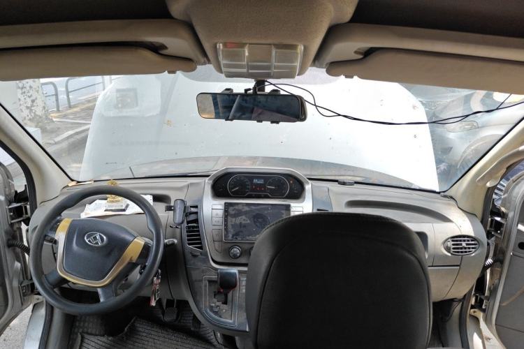 Used SAIC MAXUS Xintu V80 2016 2.5T AMT Aoyuntong National V Long Wheelbase High-Roof 7-Seater Center Console