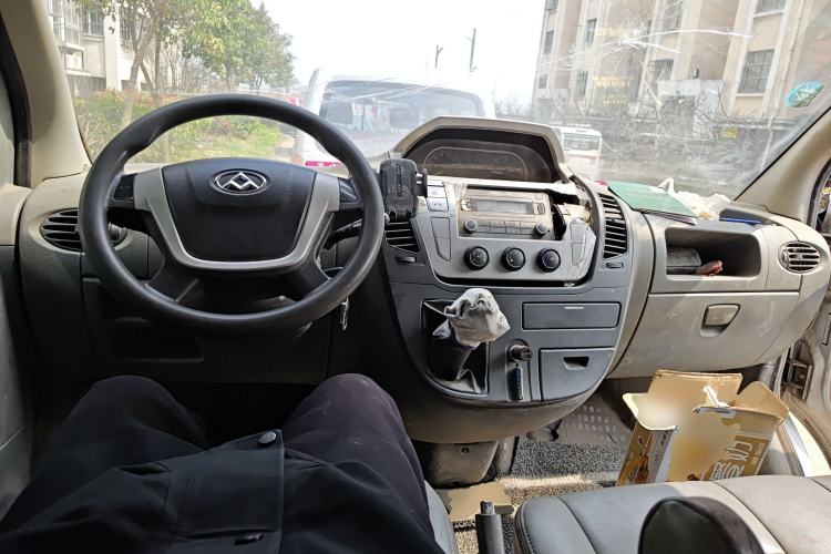 Used SAIC MAXUS Xintu V80 2016 2.5T Manual Aoyuntong National IV Short Wheelbase Mid-Roof 6-Seater Center Console