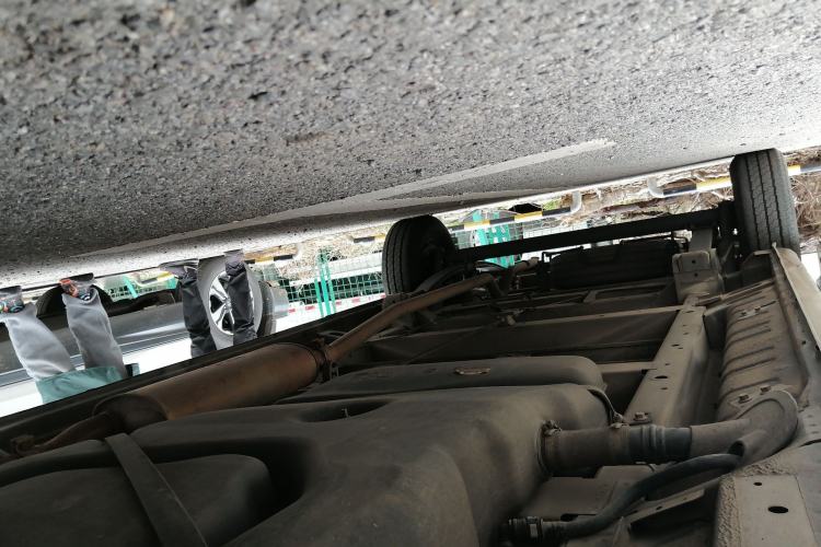 Used SAIC MAXUS Xintu V80 2016 2.5T Manual Shangjie National V Short Wheelbase Low-Roof 9-Seater Chassis Front Right
