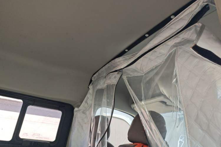 Used SAIC MAXUS Xintu V80 2016 2.5T Manual Aoyuntong National IV Short Wheelbase Mid-Roof 6-Seater Headliner