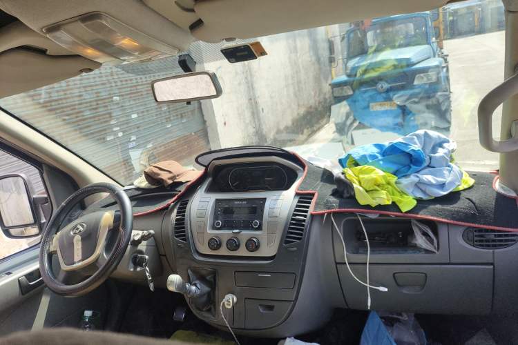 Used SAIC MAXUS Xintu V80 2016 2.5T Manual Aoyuntong National V Short Wheelbase Mid-Roof 6-Seater Headliner