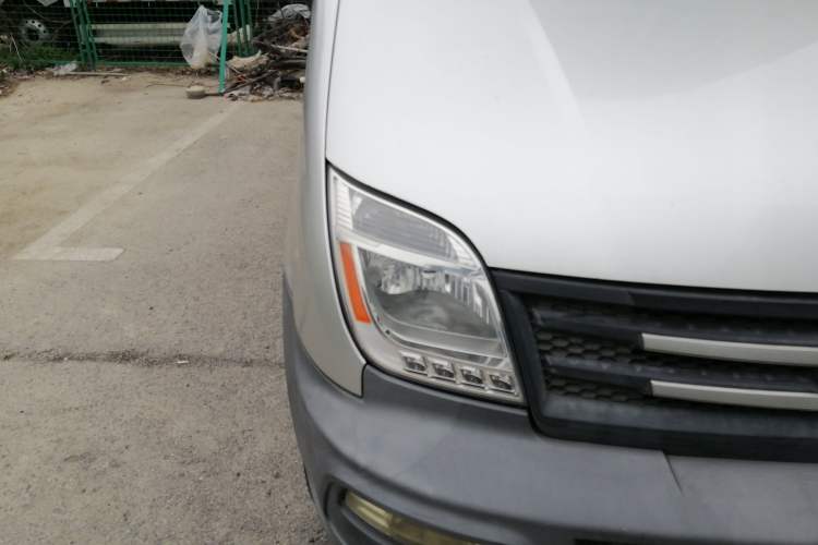 Used SAIC MAXUS Xintu V80 2016 2.5T Manual Shangjie National V Short Wheelbase Low-Roof 9-Seater Right Front Headlight