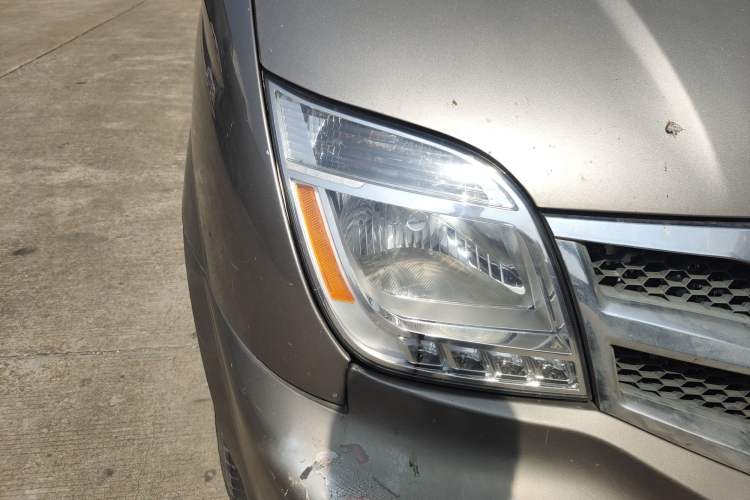 Used SAIC MAXUS Xintu V80 2016 2.5T Manual Aoyuntong National V Short Wheelbase Mid-Roof 6-Seater Right Front Headlight