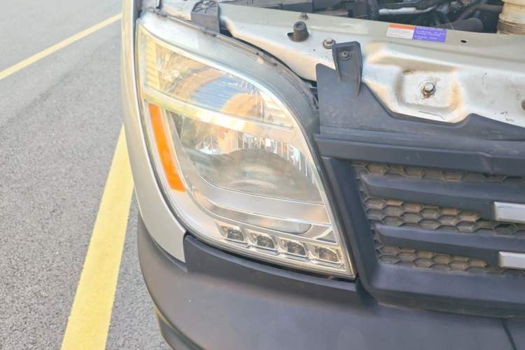 Used SAIC MAXUS Xintu V80  Right Front Headlight