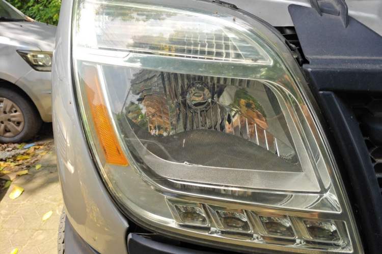 Used SAIC MAXUS Xintu V80 2016 2.5T AMT Aoyuntong National V Long Wheelbase High-Roof 7-Seater Right Front Headlight