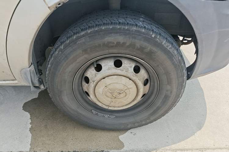 Used SAIC MAXUS Xintu V80  Right Front Wheel Hub