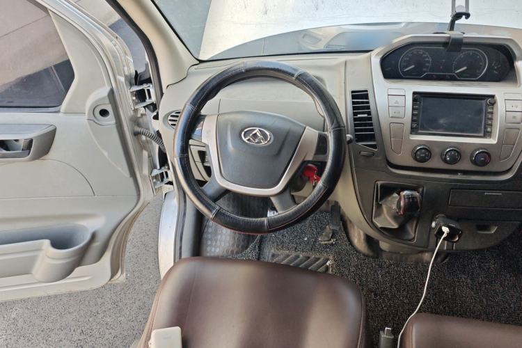 Used SAIC MAXUS Xintu V80 2016 2.5T Manual Aoyuntong National IV Short Wheelbase Mid-Roof 6-Seater Steering Wheel