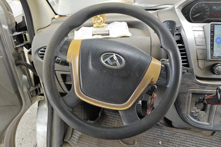 Used SAIC MAXUS Xintu V80 2016 2.5T AMT Aoyuntong National V Long Wheelbase High-Roof 7-Seater Steering Wheel