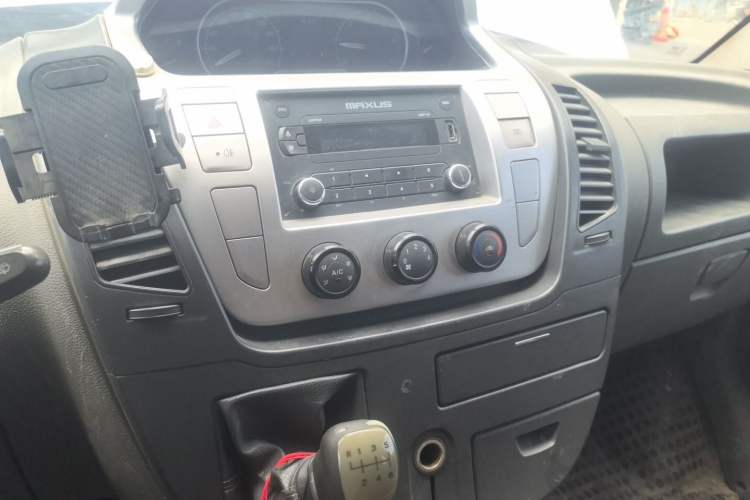 Used SAIC MAXUS Xintu V80 2016 2.5T Manual Aoyuntong National V Short Wheelbase Mid-Roof 6-Seater Audio And AC Panel