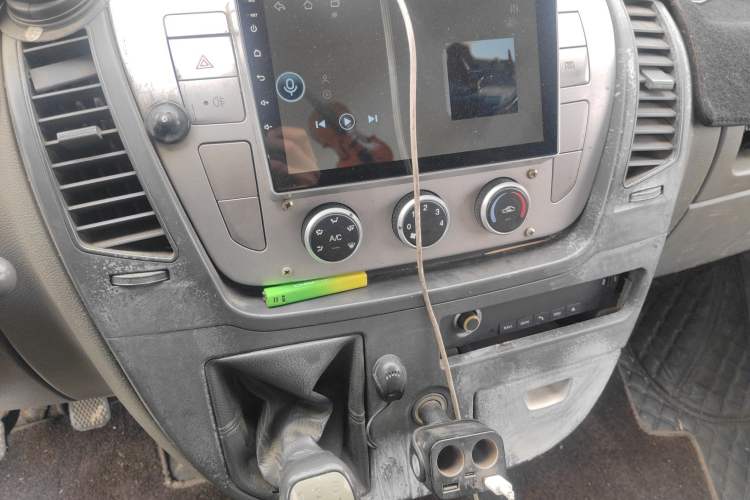 Used SAIC MAXUS Xintu V80 2016 2.5T Manual Aoyuntong National IV Long Wheelbase Mid-Height 7-Seater Audio And AC Panel
