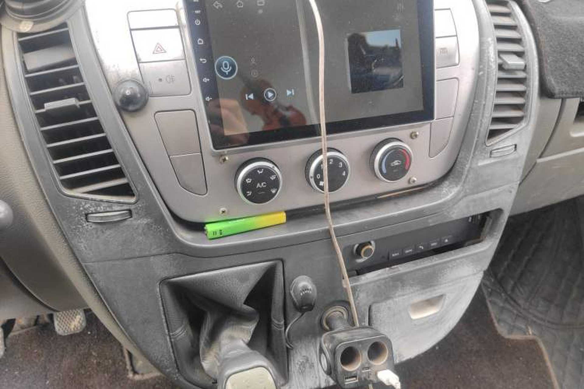 Used SAIC MAXUS Xintu V80 2016 2.5T Manual Aoyuntong National IV Long Wheelbase Mid-Height 7-Seater Audio And AC Panel