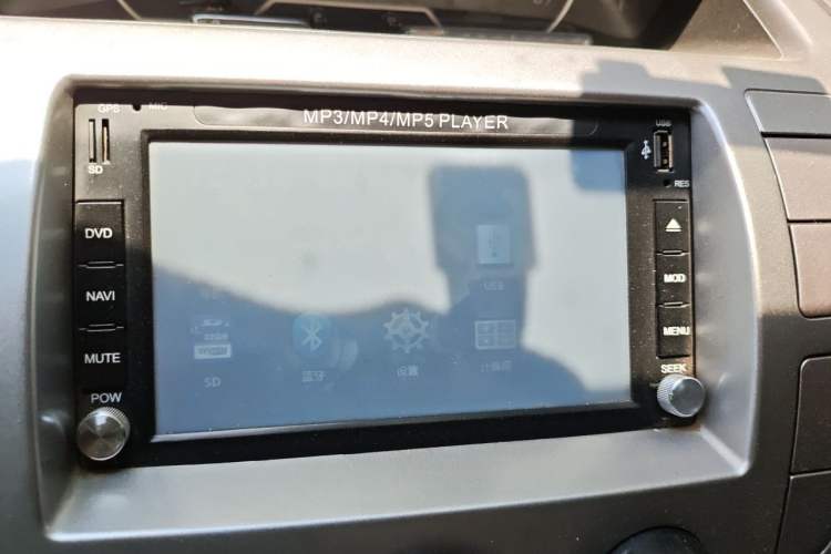 Used SAIC MAXUS Xintu V80 2016 2.5T Manual Aoyuntong National IV Short Wheelbase Mid-Roof 6-Seater Audio And AC Panel
