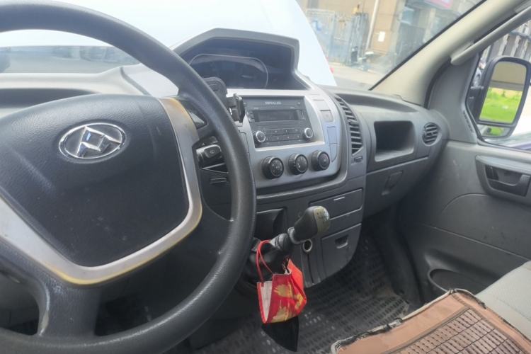 Used SAIC MAXUS Xintu V80 2016 2.5T Manual Aoyuntong National V Short Wheelbase Mid-Roof 6-Seater Center Console