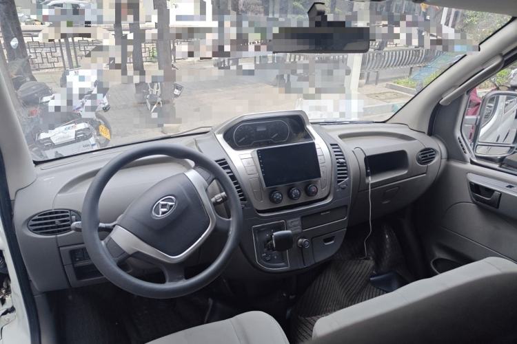 Used SAIC MAXUS Xintu V80 2016 2.5T Manual Aoyuntong National IV Short Wheelbase Mid-Roof 6-Seater Center Console