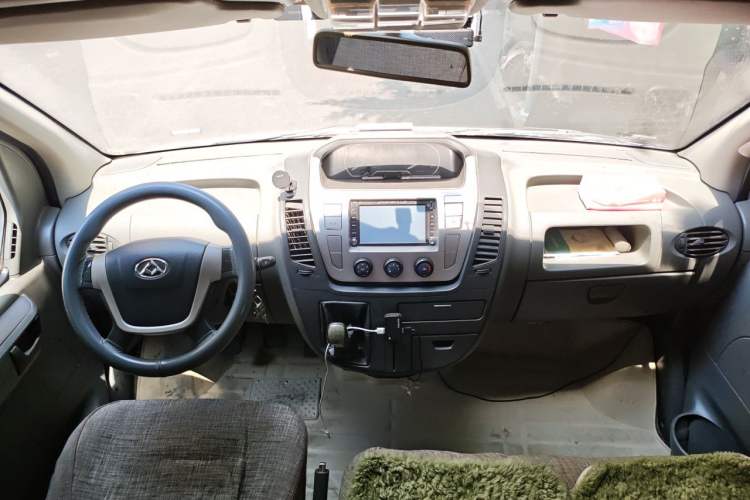Used SAIC MAXUS Xintu V80 2016 2.5T Manual Aoyuntong National IV Short Wheelbase Mid-Roof 6-Seater Center Console