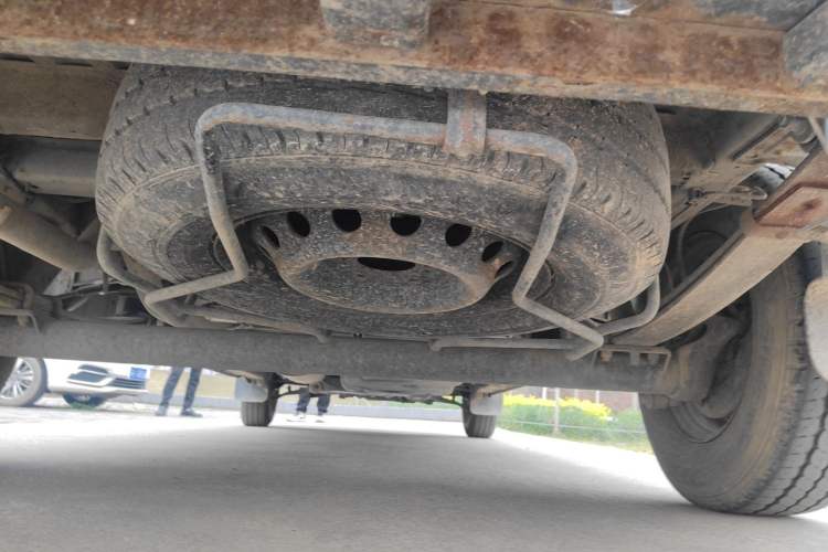 Used SAIC MAXUS Xintu V80 2016 2.5T Manual Aoyuntong National IV Long Wheelbase Mid-Height 7-Seater Chassis Rear