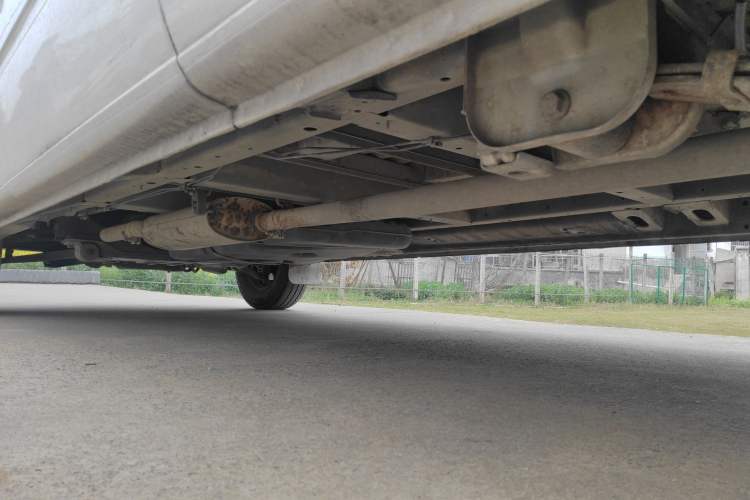 Used SAIC MAXUS Xintu V80 2016 2.5T Manual Aoyuntong National IV Long Wheelbase Mid-Height 7-Seater Chassis Rear Left