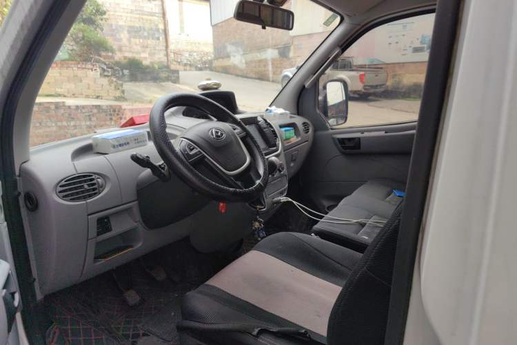 Used SAIC MAXUS Xintu V80 2016 2.5T Manual Aoyuntong National V Short Wheelbase Mid-Roof 6-Seater Driver Seat